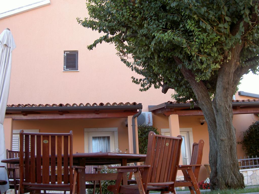 Apartments Kori Funtana Habitación foto